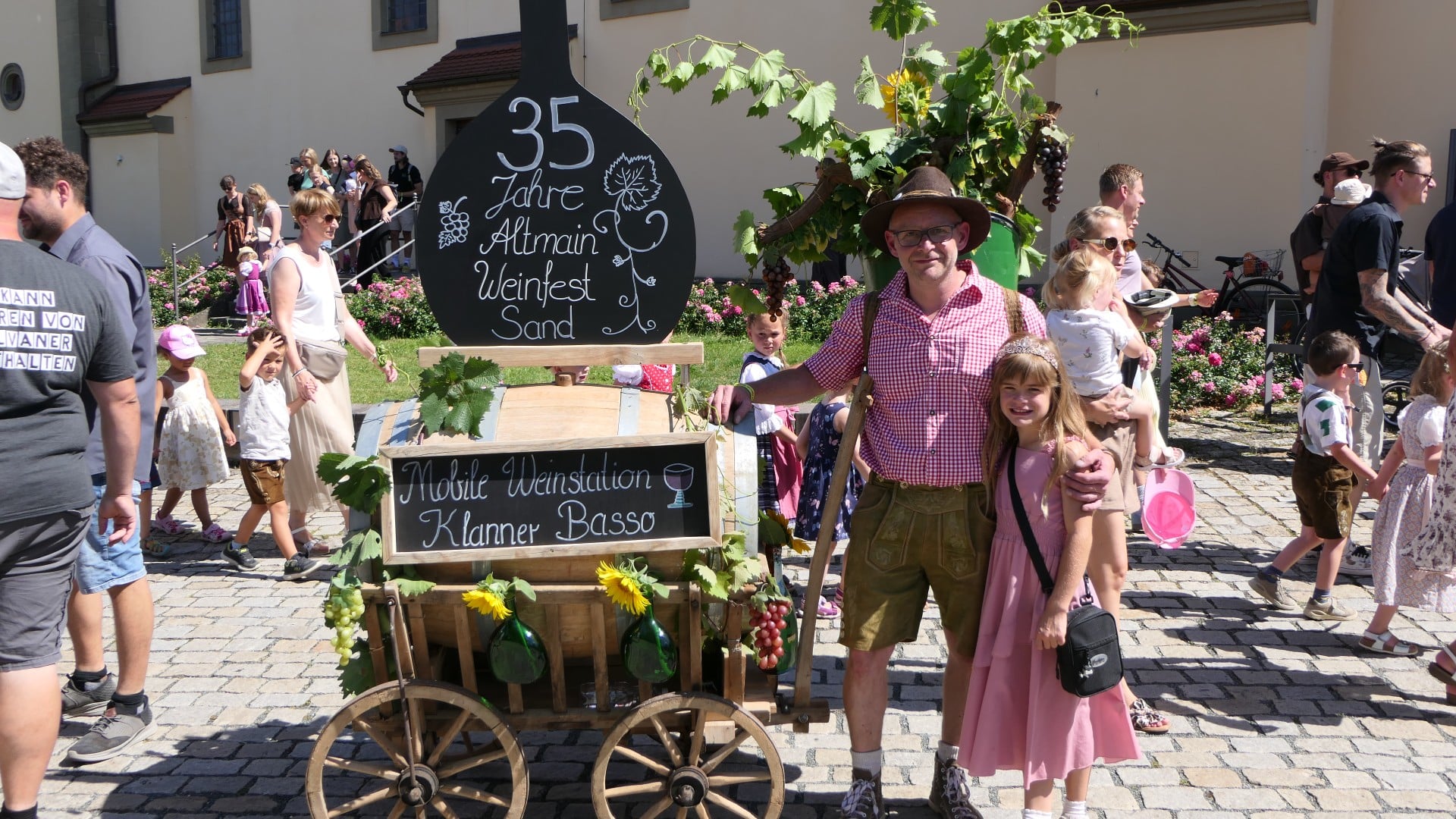 Zum 35. Altmain-Weinfest spendierten die Veranstalter den Gästen der offiziellen Eröffnungsfeier ein Fass Freiwein.