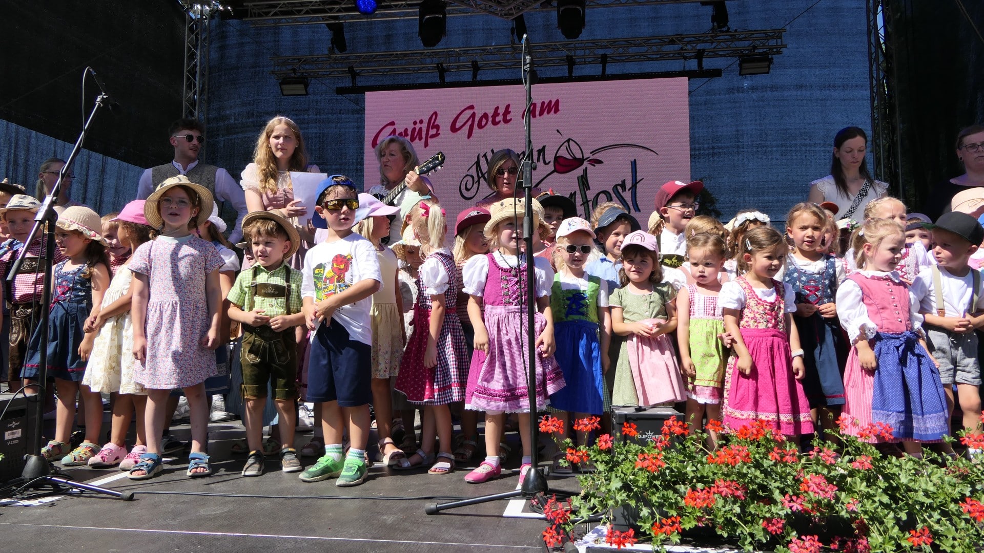 Die Mädchen und Buben der Sander Kindergärten St. Nikolaus und St. Martin eröffneten das Altmain-Weinfest mit dem traditionellen Weinfestlied.
