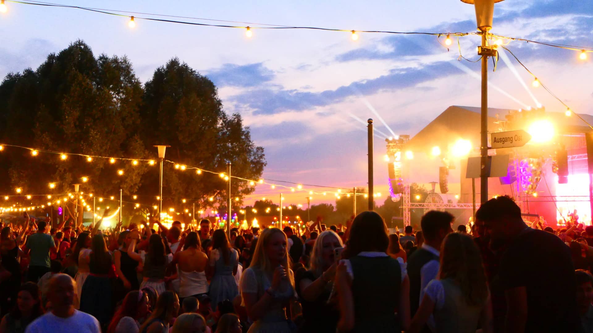 Der Festplatz direkt am Altmain bot auch zum Sonnenuntergang am Montagabend wieder ein ganz besonderes Ambiente.